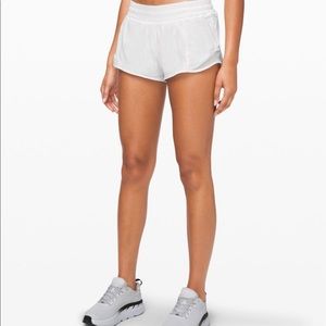 Lululemon White Hotty Hot Low Rise Shorts 2.5” Sz 6
